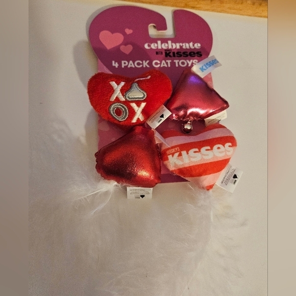 HERSHEY’S KISSES Valentine Catnip Toys 4-Pack with Feathers & Bell Pet soft toys - Picture 6 of 16